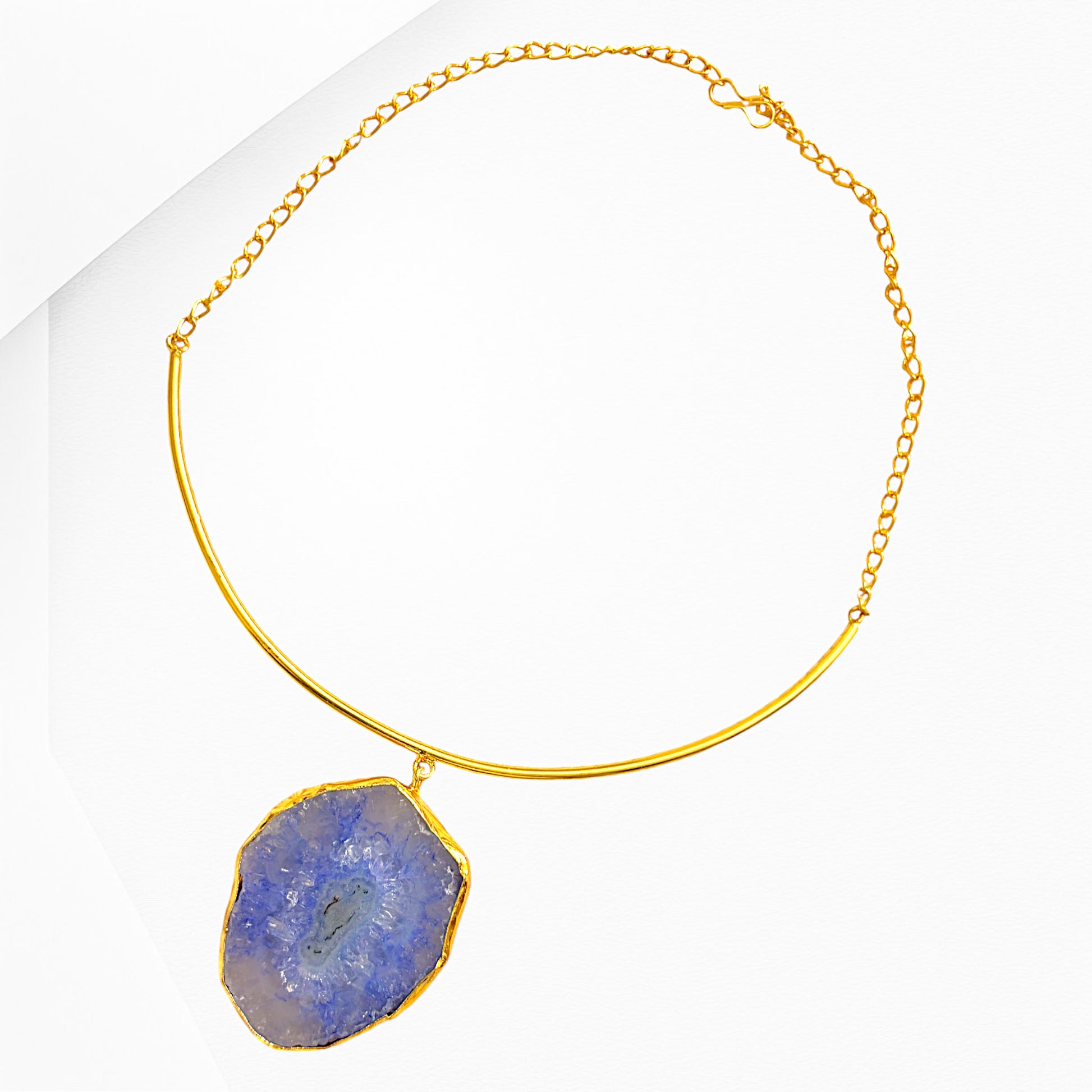 Statement-Choker-Necklace-In-Beautiful-Design-With-Bold-Pendant