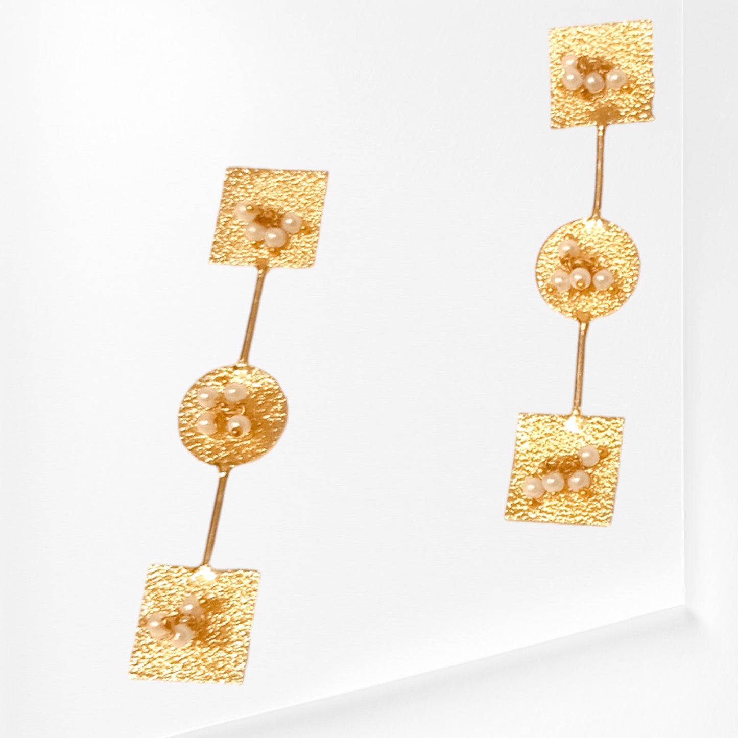 Gold-Statement-Earrings-In-Circle-Rectangle-Shape-For-Stylish-Look