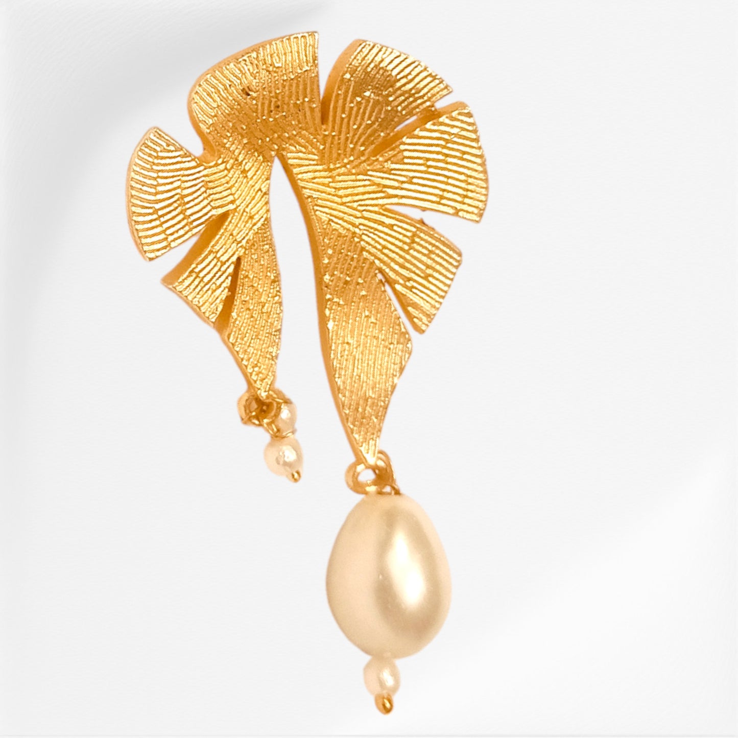 Meauiful's Leave Statement Earrings with Pearl